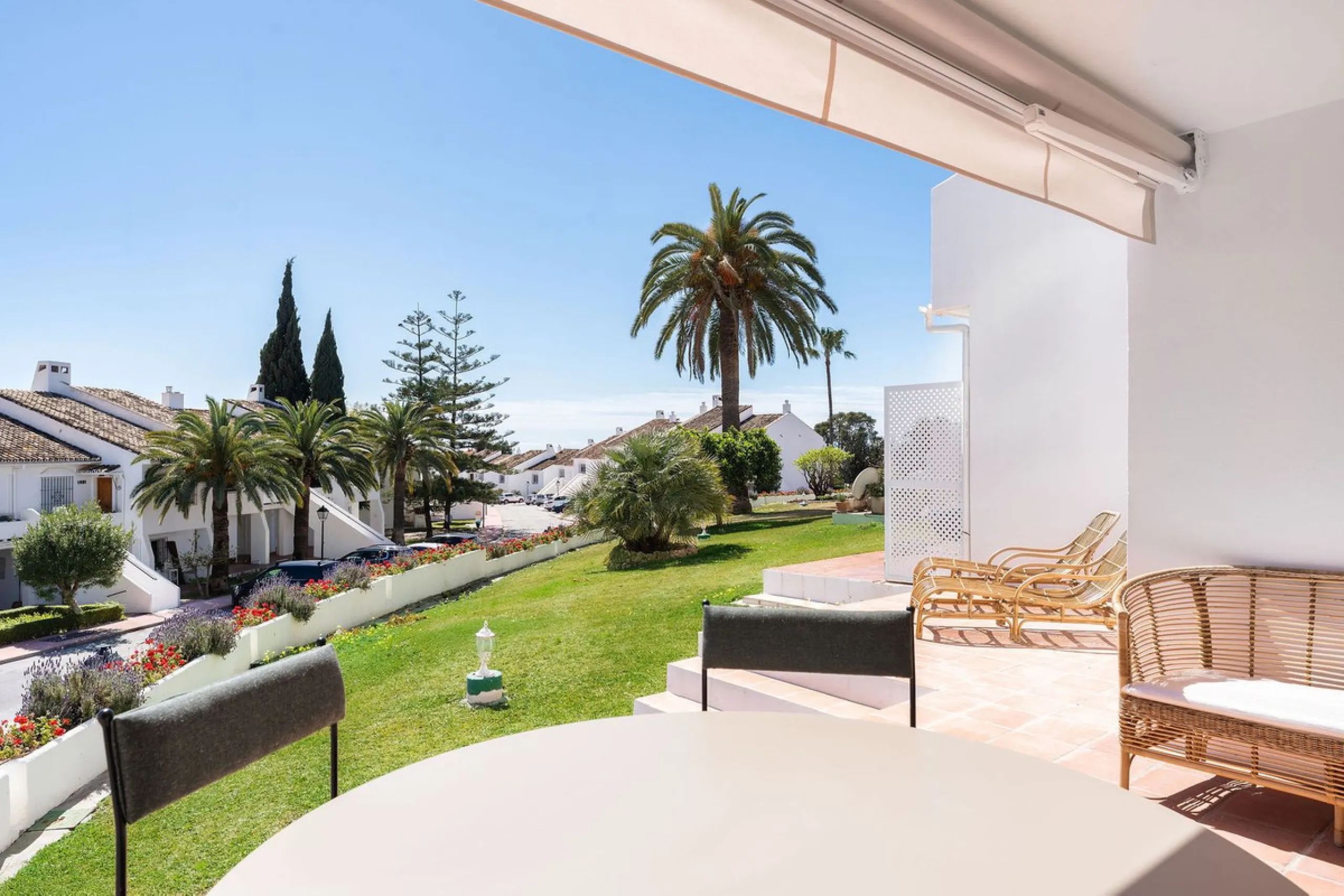 Discover a rare, fully renovated corner apartment in the prestigious Andalucia Garden Club next to Centro Plaza and within easy walking distance of restaurants, cafés, supermarkets, the beach and a wide range of local services the area has to offer. With 