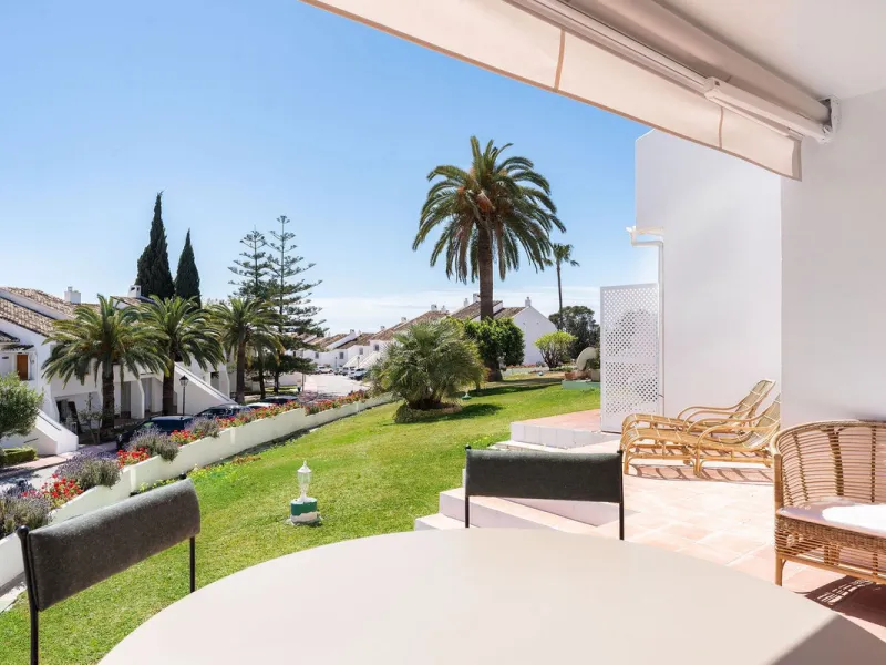 Discover a rare, fully renovated corner apartment in the prestigious Andalucia Garden Club next to Centro Plaza and within easy walking distance of restaurants, cafés, supermarkets, the beach and a wide range of local services the area has to offer. With 
