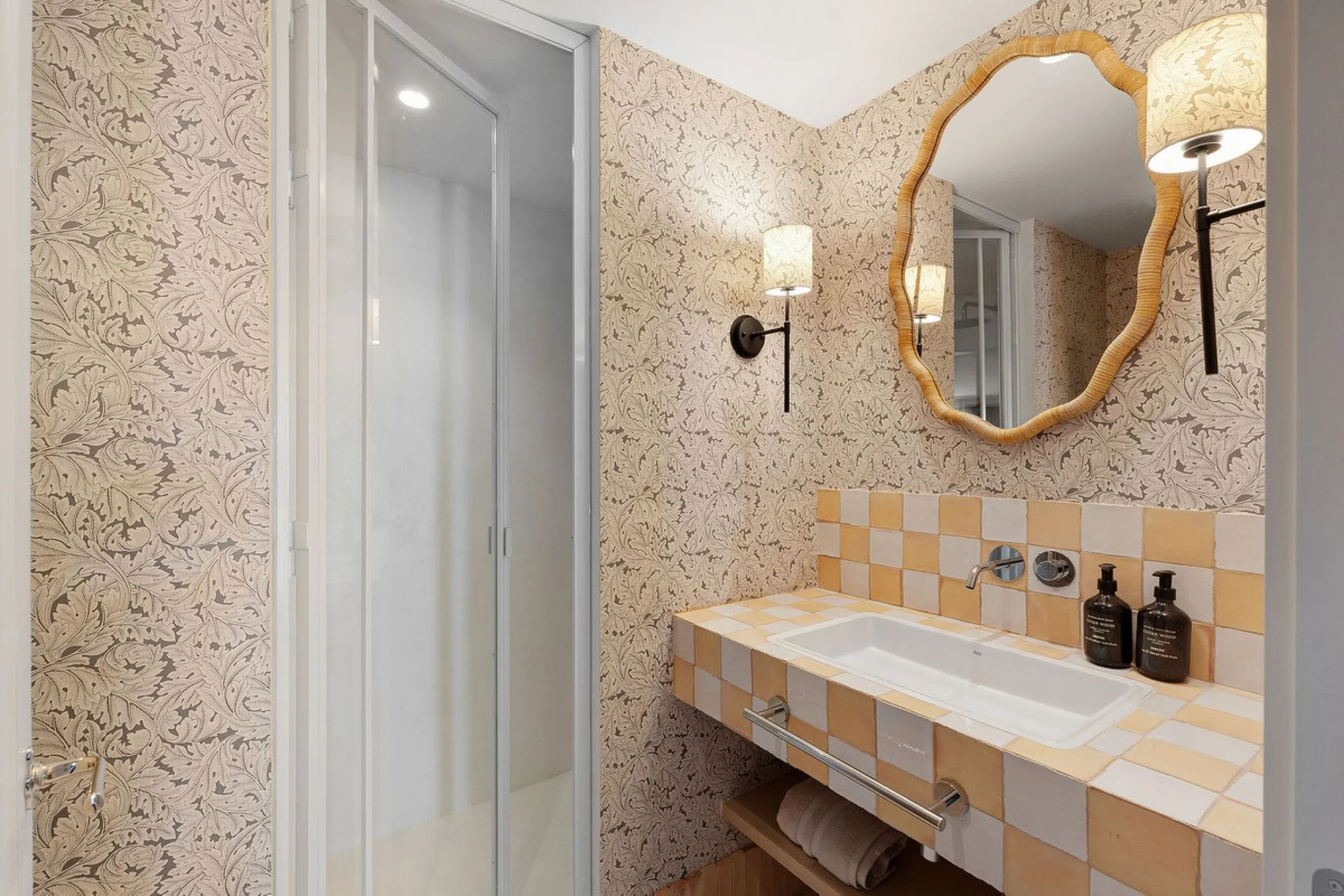 Discover a rare, fully renovated corner apartment in the prestigious Andalucia Garden Club next to Centro Plaza and within easy walking distance of restaurants, cafés, supermarkets, the beach and a wide range of local services the area has to offer. With 