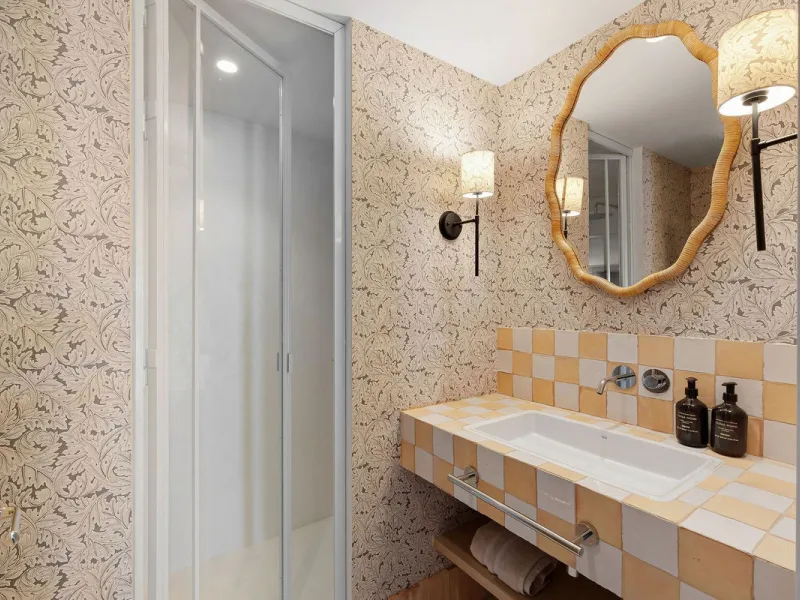 Discover a rare, fully renovated corner apartment in the prestigious Andalucia Garden Club next to Centro Plaza and within easy walking distance of restaurants, cafés, supermarkets, the beach and a wide range of local services the area has to offer. With 