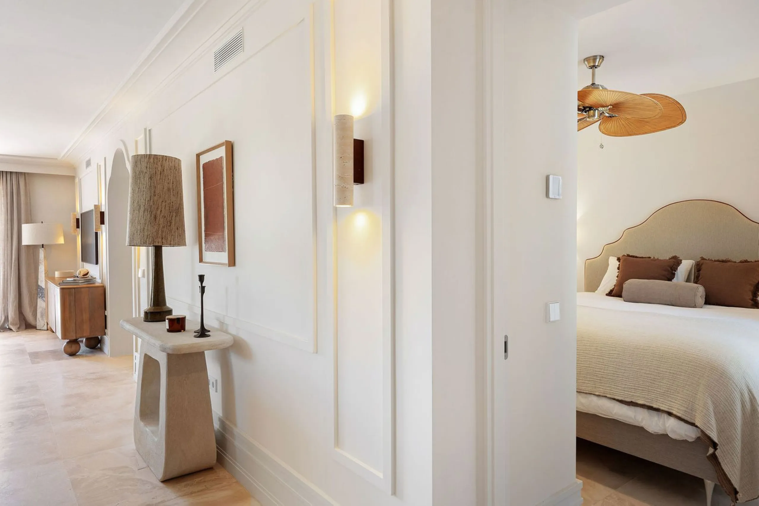Discover a rare, fully renovated corner apartment in the prestigious Andalucia Garden Club next to Centro Plaza and within easy walking distance of restaurants, cafés, supermarkets, the beach and a wide range of local services the area has to offer. With 