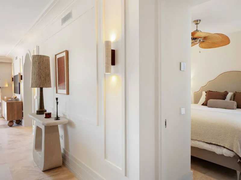 Discover a rare, fully renovated corner apartment in the prestigious Andalucia Garden Club next to Centro Plaza and within easy walking distance of restaurants, cafés, supermarkets, the beach and a wide range of local services the area has to offer. With 