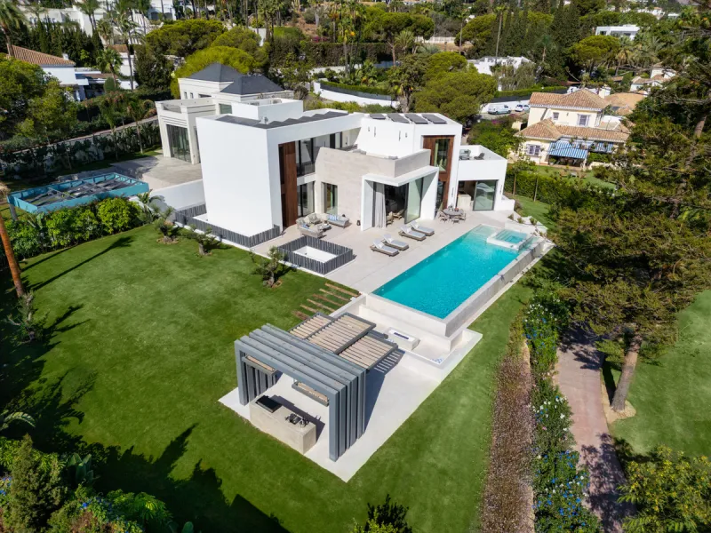 Villa Imagine is an exceptional frontline golf Villa for sale in Las Brisas. This property offers a luxurious living experience with modern design and natural beauty. This stunning villa, offers a thoughtfully crafted design by a renowned architect and de