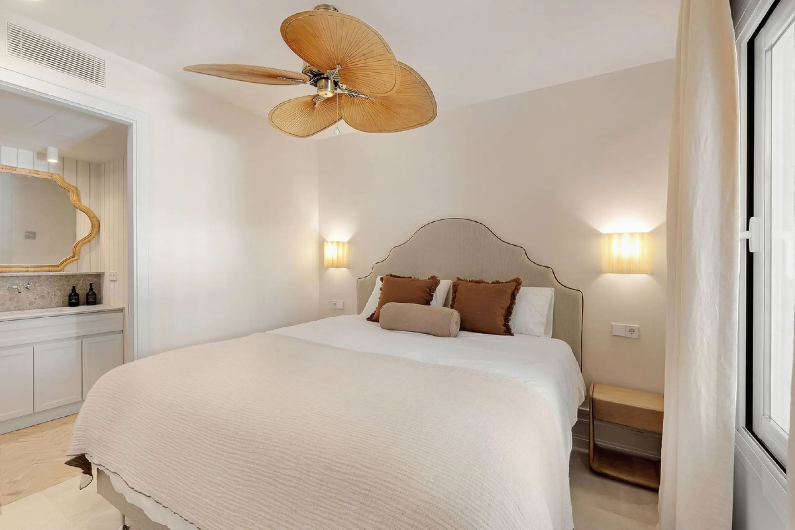 Discover a rare, fully renovated corner apartment in the prestigious Andalucia Garden Club next to Centro Plaza and within easy walking distance of restaurants, cafés, supermarkets, the beach and a wide range of local services the area has to offer. With 