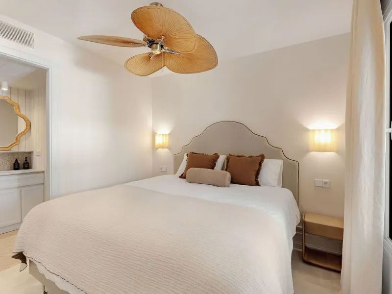Discover a rare, fully renovated corner apartment in the prestigious Andalucia Garden Club next to Centro Plaza and within easy walking distance of restaurants, cafés, supermarkets, the beach and a wide range of local services the area has to offer. With 
