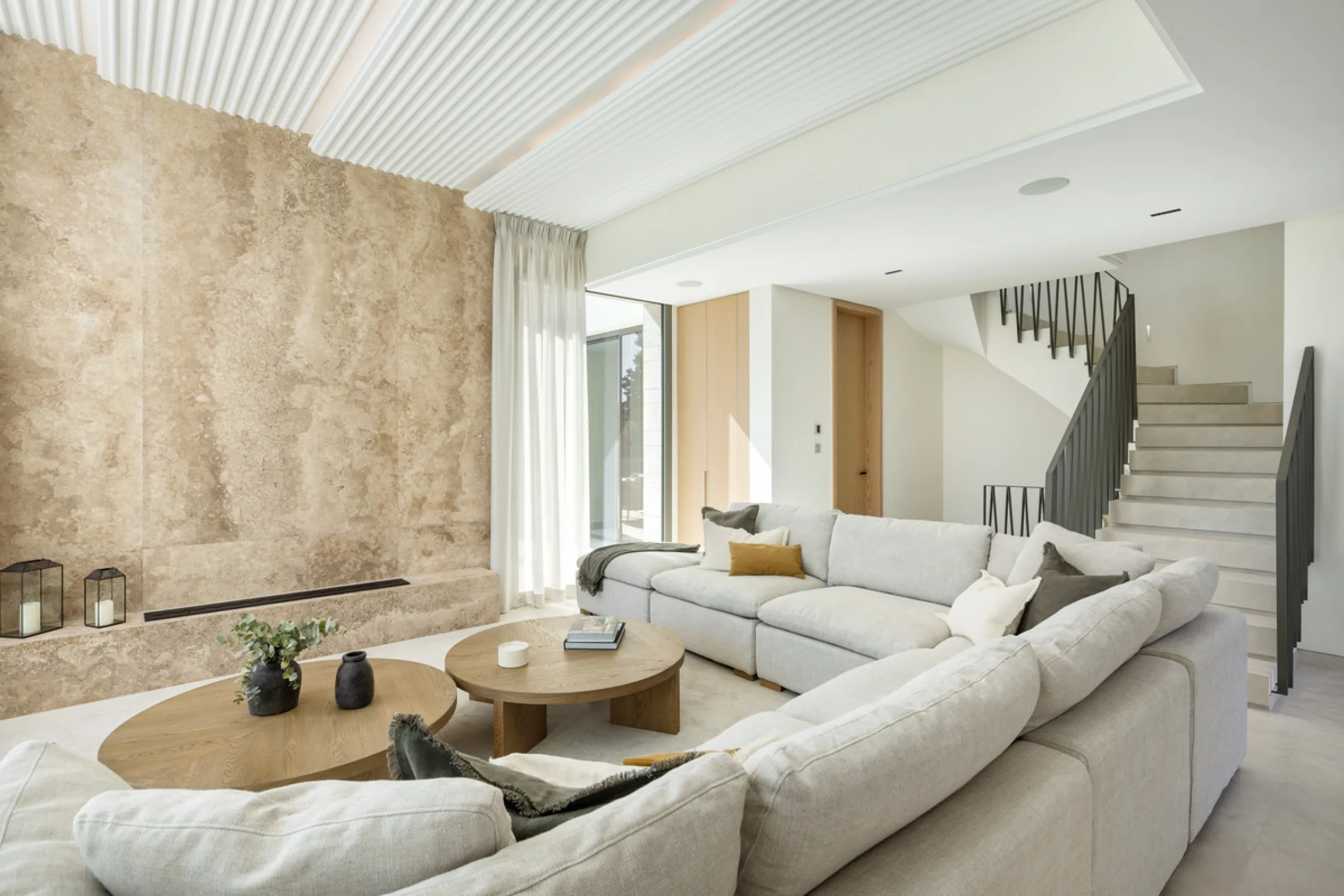 Villa Imagine is an exceptional frontline golf Villa for sale in Las Brisas. This property offers a luxurious living experience with modern design and natural beauty. This stunning villa, offers a thoughtfully crafted design by a renowned architect and de