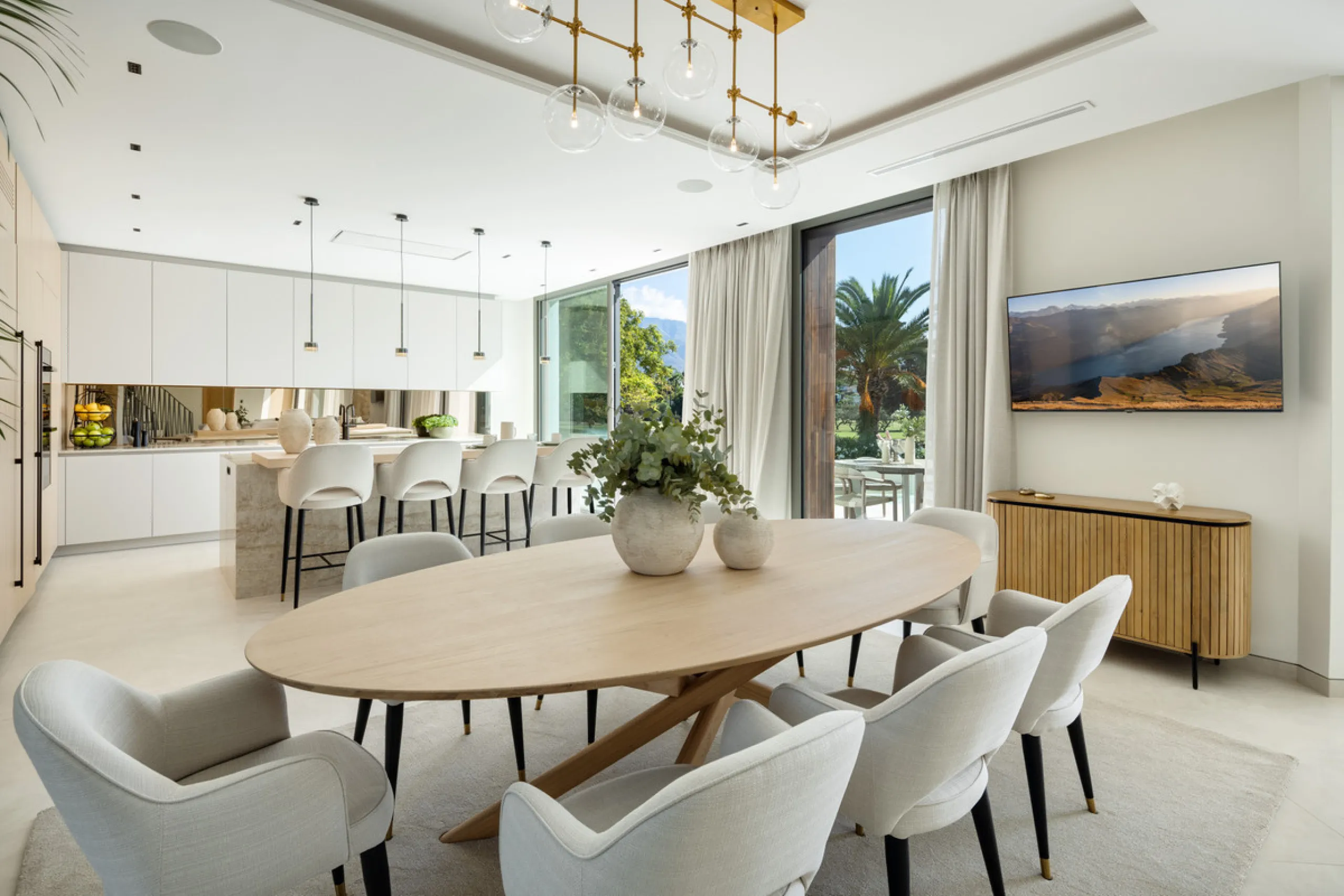 Villa Imagine is an exceptional frontline golf Villa for sale in Las Brisas. This property offers a luxurious living experience with modern design and natural beauty. This stunning villa, offers a thoughtfully crafted design by a renowned architect and de