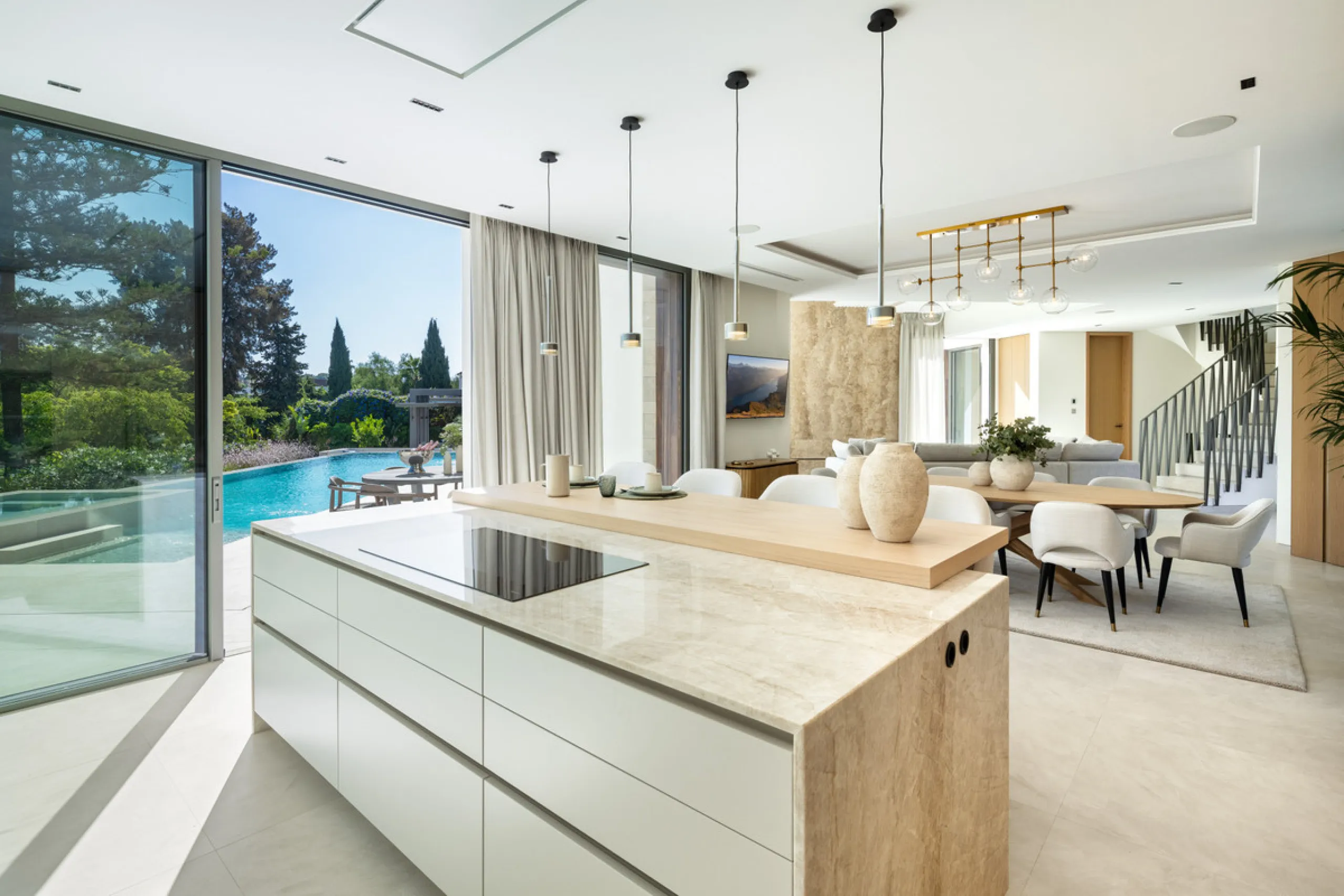Villa Imagine is an exceptional frontline golf Villa for sale in Las Brisas. This property offers a luxurious living experience with modern design and natural beauty. This stunning villa, offers a thoughtfully crafted design by a renowned architect and de