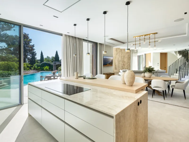 Villa Imagine is an exceptional frontline golf Villa for sale in Las Brisas. This property offers a luxurious living experience with modern design and natural beauty. This stunning villa, offers a thoughtfully crafted design by a renowned architect and de
