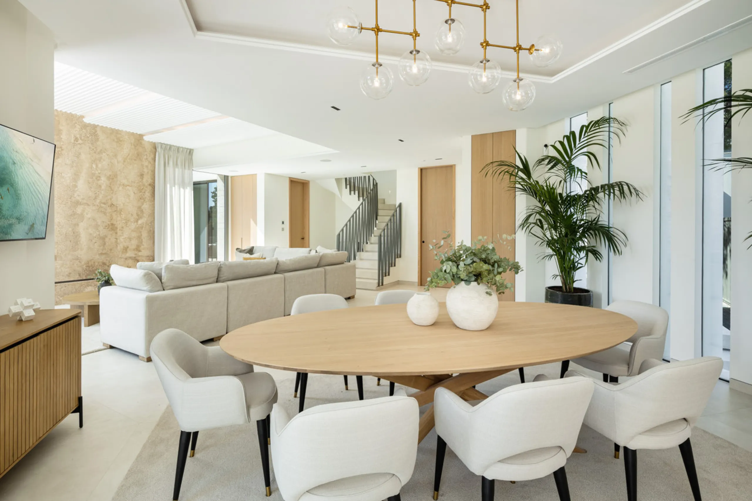 Villa Imagine is an exceptional frontline golf Villa for sale in Las Brisas. This property offers a luxurious living experience with modern design and natural beauty. This stunning villa, offers a thoughtfully crafted design by a renowned architect and de
