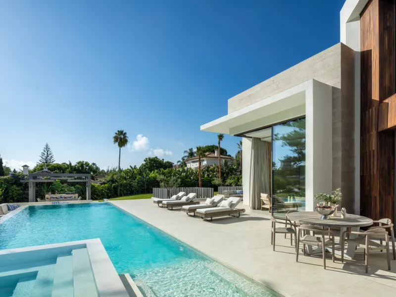 Villa Imagine is an exceptional frontline golf Villa for sale in Las Brisas. This property offers a luxurious living experience with modern design and natural beauty. This stunning villa, offers a thoughtfully crafted design by a renowned architect and de