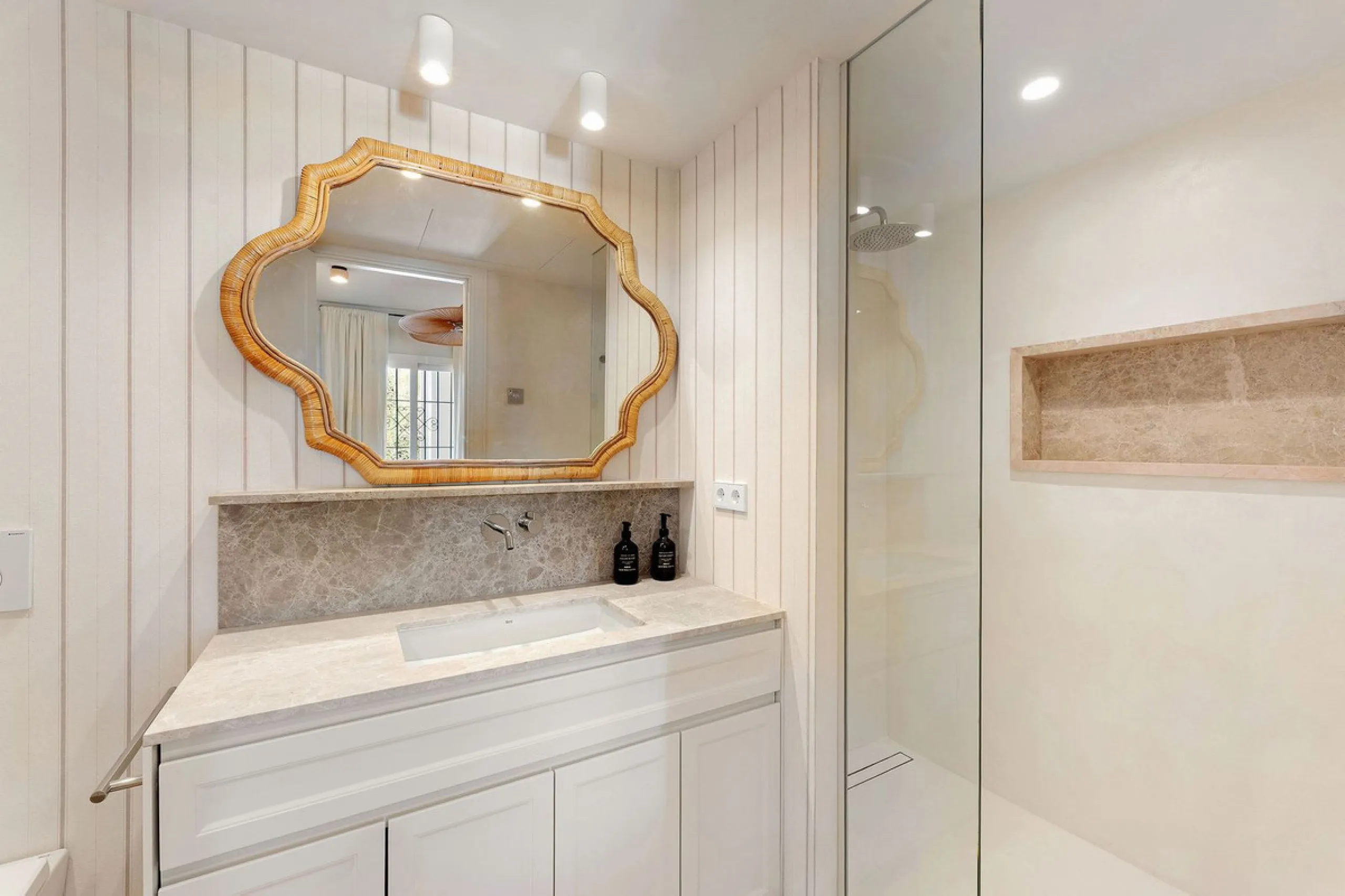 Discover a rare, fully renovated corner apartment in the prestigious Andalucia Garden Club next to Centro Plaza and within easy walking distance of restaurants, cafés, supermarkets, the beach and a wide range of local services the area has to offer. With 