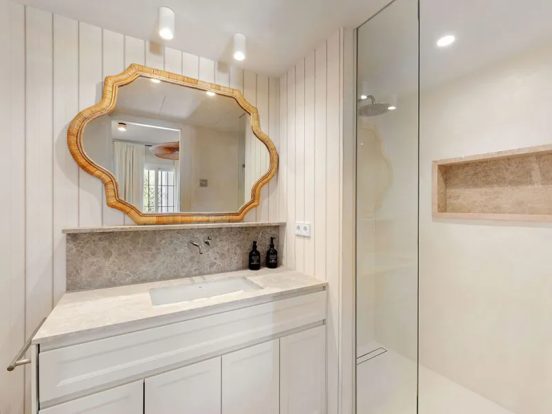 Discover a rare, fully renovated corner apartment in the prestigious Andalucia Garden Club next to Centro Plaza and within easy walking distance of restaurants, cafés, supermarkets, the beach and a wide range of local services the area has to offer. With 