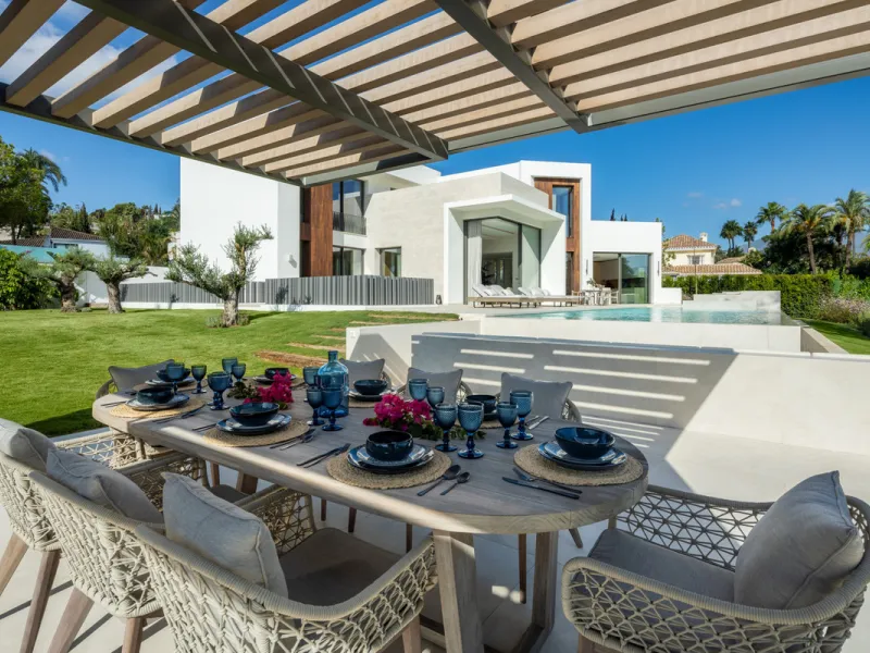 Villa Imagine is an exceptional frontline golf Villa for sale in Las Brisas. This property offers a luxurious living experience with modern design and natural beauty. This stunning villa, offers a thoughtfully crafted design by a renowned architect and de