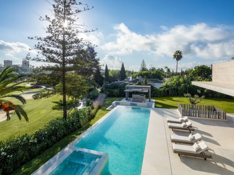 Villa Imagine is an exceptional frontline golf Villa for sale in Las Brisas. This property offers a luxurious living experience with modern design and natural beauty. This stunning villa, offers a thoughtfully crafted design by a renowned architect and de