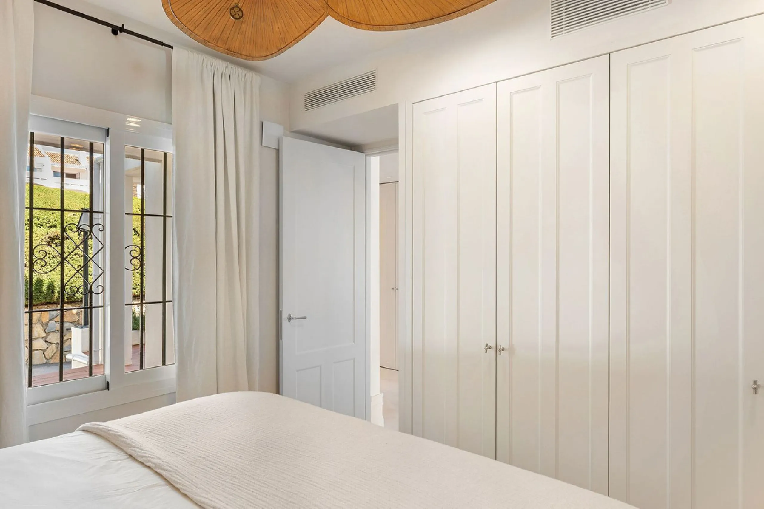 Discover a rare, fully renovated corner apartment in the prestigious Andalucia Garden Club next to Centro Plaza and within easy walking distance of restaurants, cafés, supermarkets, the beach and a wide range of local services the area has to offer. With 
