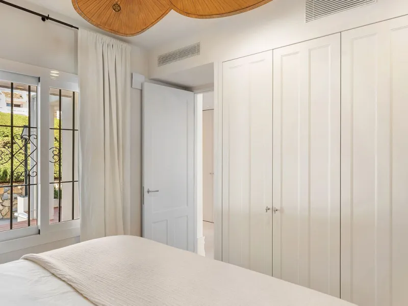 Discover a rare, fully renovated corner apartment in the prestigious Andalucia Garden Club next to Centro Plaza and within easy walking distance of restaurants, cafés, supermarkets, the beach and a wide range of local services the area has to offer. With 