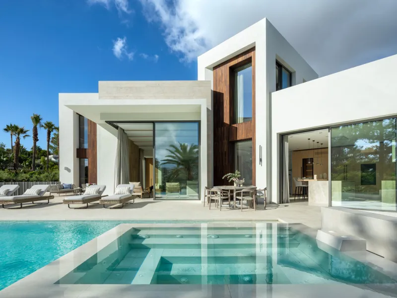 Villa Imagine is an exceptional frontline golf Villa for sale in Las Brisas. This property offers a luxurious living experience with modern design and natural beauty. This stunning villa, offers a thoughtfully crafted design by a renowned architect and de