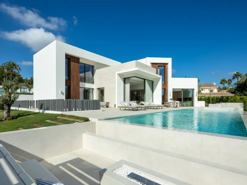 Villa Imagine is an exceptional frontline golf Villa for sale in Las Brisas. This property offers a luxurious living experience with modern design and natural beauty. This stunning villa, offers a thoughtfully crafted design by a renowned architect and de