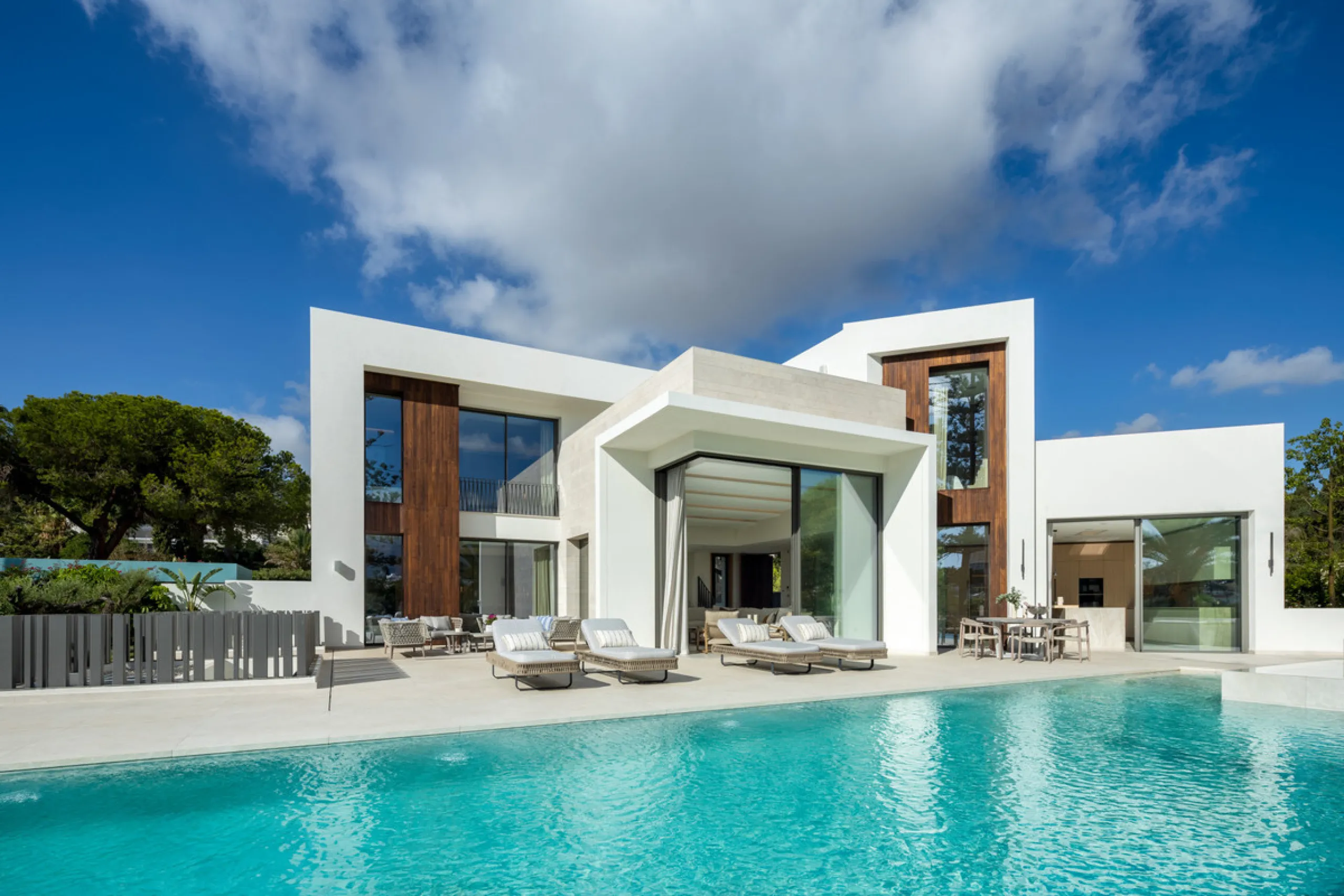 Villa Imagine is an exceptional frontline golf Villa for sale in Las Brisas. This property offers a luxurious living experience with modern design and natural beauty. This stunning villa, offers a thoughtfully crafted design by a renowned architect and de