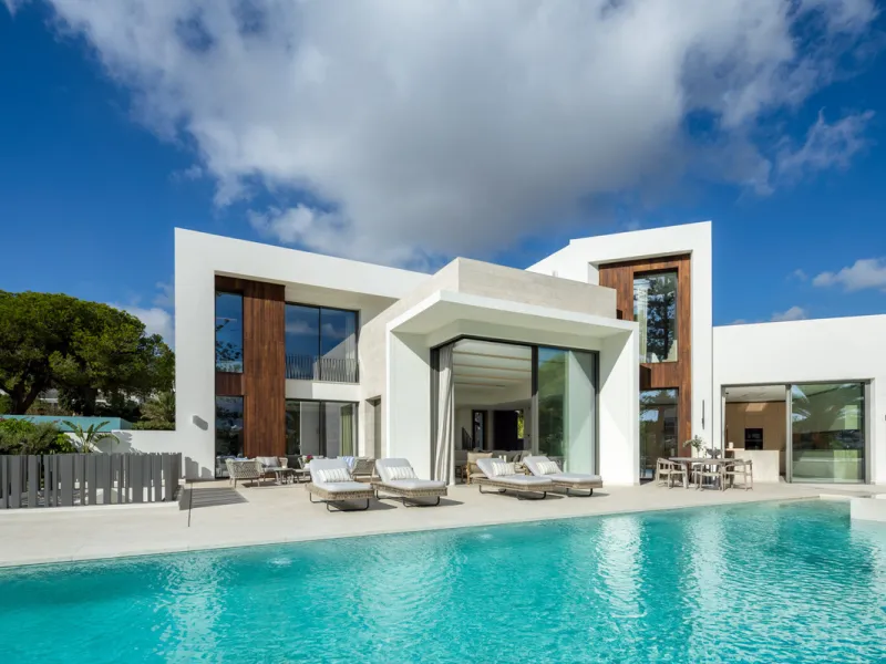 Villa Imagine is an exceptional frontline golf Villa for sale in Las Brisas. This property offers a luxurious living experience with modern design and natural beauty. This stunning villa, offers a thoughtfully crafted design by a renowned architect and de