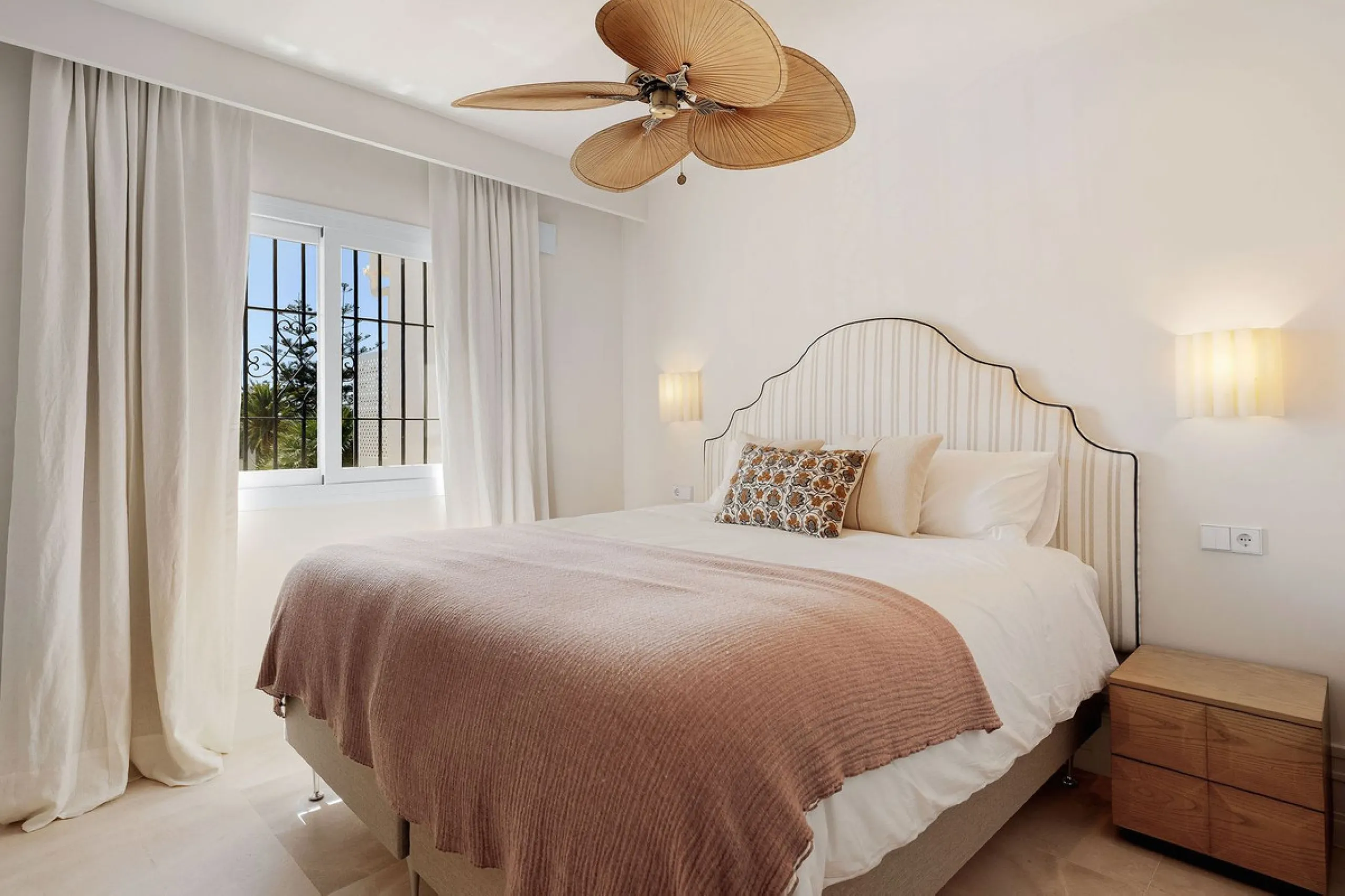 Discover a rare, fully renovated corner apartment in the prestigious Andalucia Garden Club next to Centro Plaza and within easy walking distance of restaurants, cafés, supermarkets, the beach and a wide range of local services the area has to offer. With 