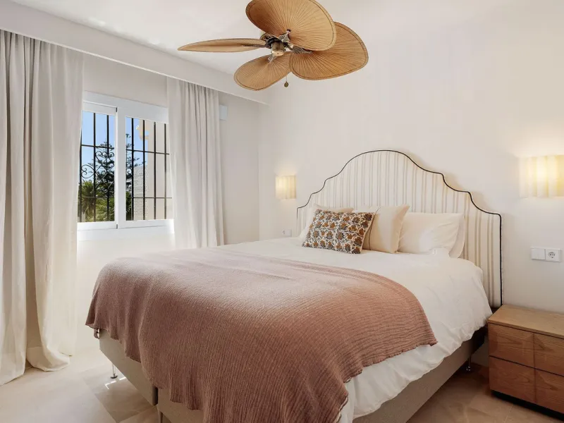 Discover a rare, fully renovated corner apartment in the prestigious Andalucia Garden Club next to Centro Plaza and within easy walking distance of restaurants, cafés, supermarkets, the beach and a wide range of local services the area has to offer. With 