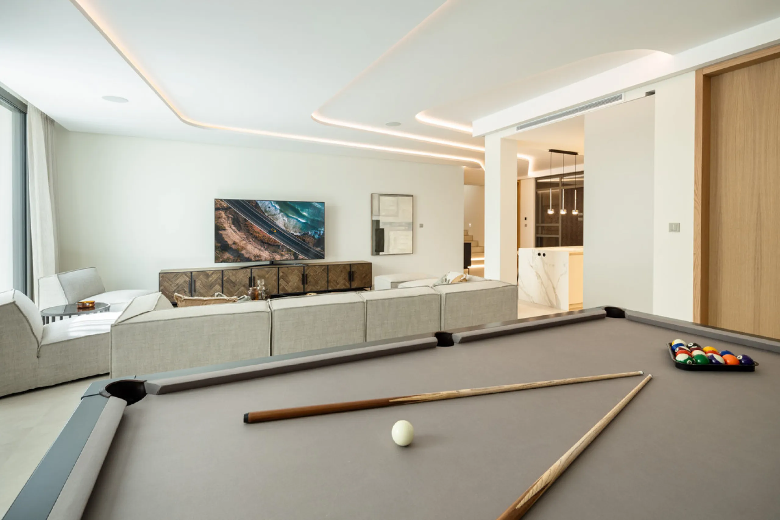 Villa Imagine is an exceptional frontline golf Villa for sale in Las Brisas. This property offers a luxurious living experience with modern design and natural beauty. This stunning villa, offers a thoughtfully crafted design by a renowned architect and de