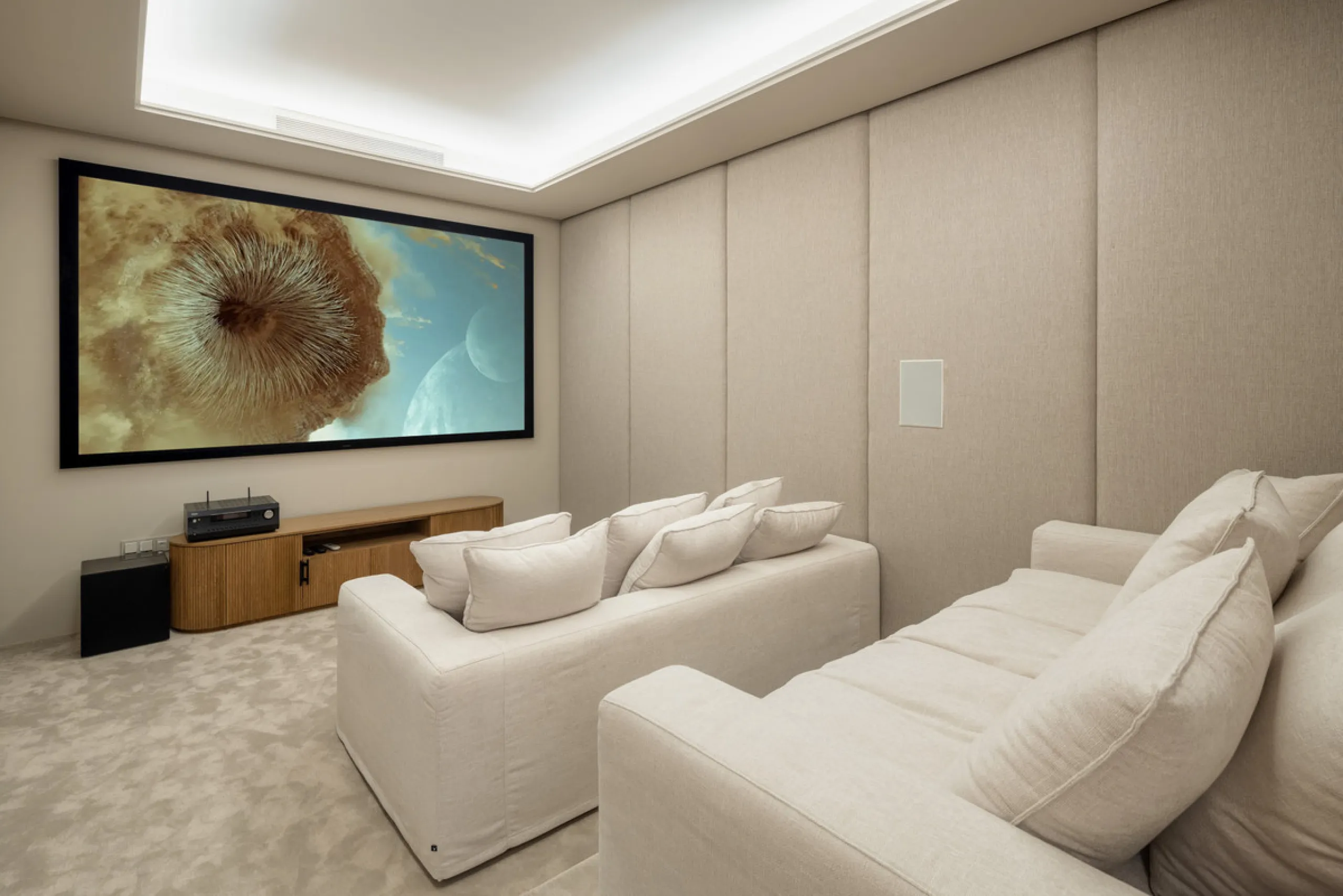 Villa Imagine is an exceptional frontline golf Villa for sale in Las Brisas. This property offers a luxurious living experience with modern design and natural beauty. This stunning villa, offers a thoughtfully crafted design by a renowned architect and de