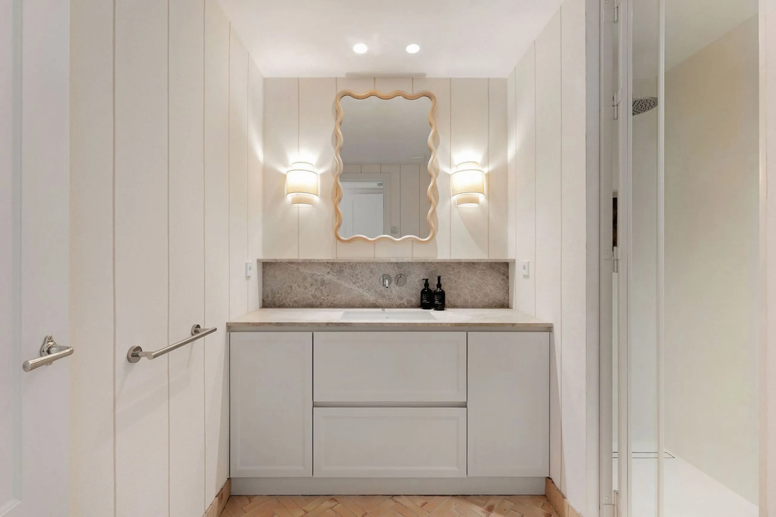 Discover a rare, fully renovated corner apartment in the prestigious Andalucia Garden Club next to Centro Plaza and within easy walking distance of restaurants, cafés, supermarkets, the beach and a wide range of local services the area has to offer. With 