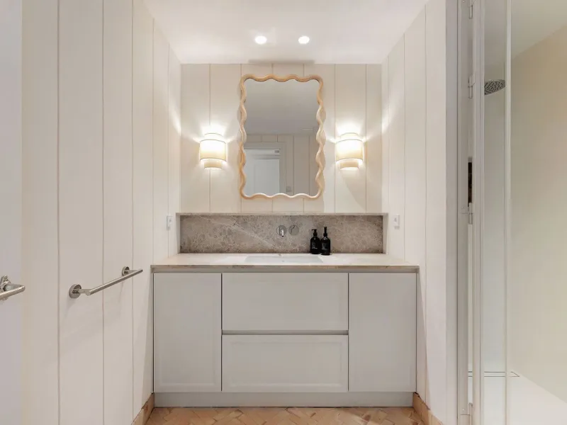 Discover a rare, fully renovated corner apartment in the prestigious Andalucia Garden Club next to Centro Plaza and within easy walking distance of restaurants, cafés, supermarkets, the beach and a wide range of local services the area has to offer. With 