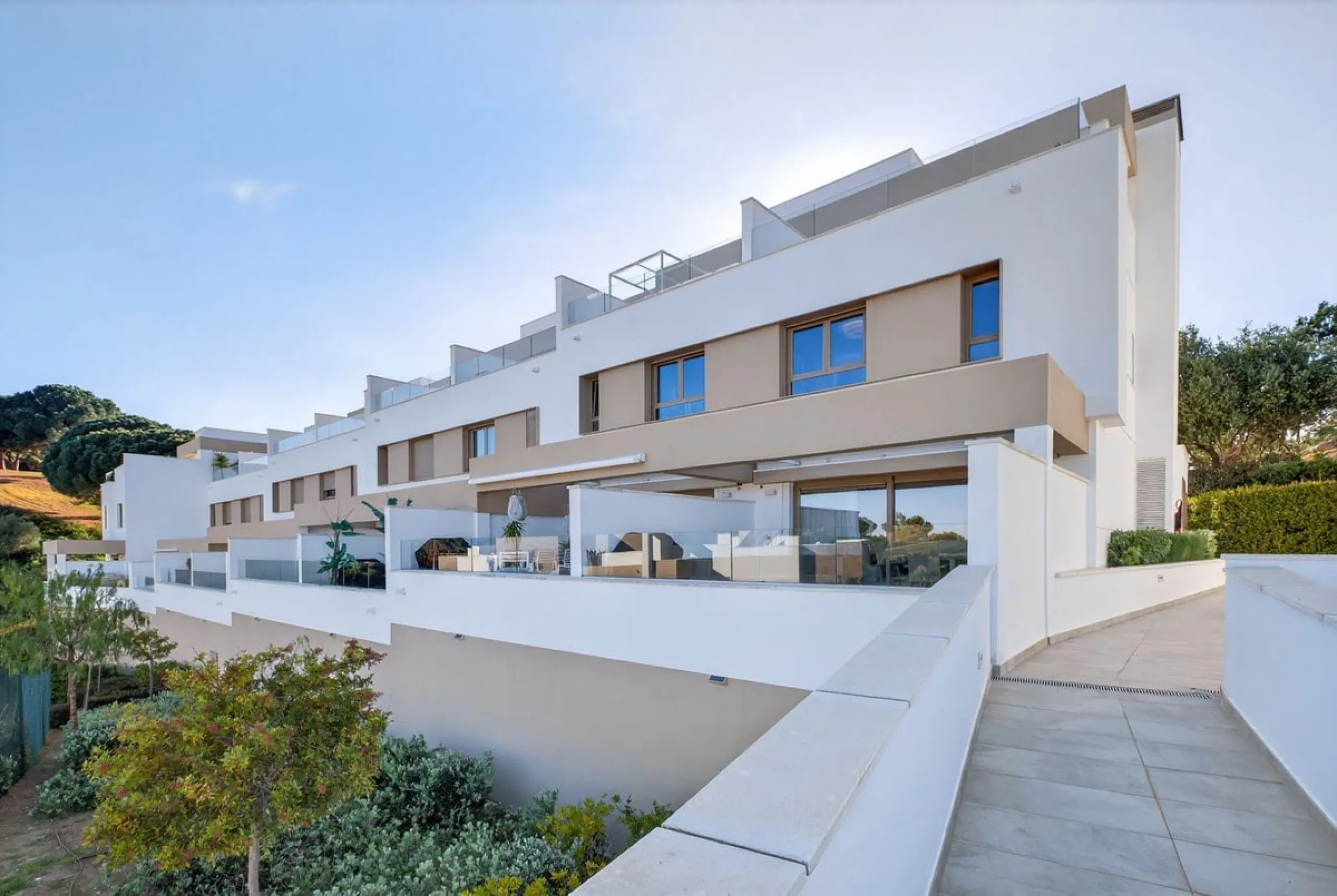 Dieses stilvolle Reihenhaus vereint Wohnraum, Natürlichkeit und modernes Design zu einem komfortablen Zuhause – ideal für den dauerhaften Wohnsitz oder als Ferienwohnung. Marmorböden und ein warmes, zeitgenössisches Ambiente zeichnen es aus