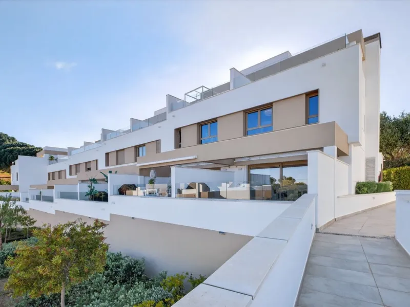 Dieses stilvolle Reihenhaus vereint Wohnraum, Natürlichkeit und modernes Design zu einem komfortablen Zuhause – ideal für den dauerhaften Wohnsitz oder als Ferienwohnung. Marmorböden und ein warmes, zeitgenössisches Ambiente zeichnen es aus