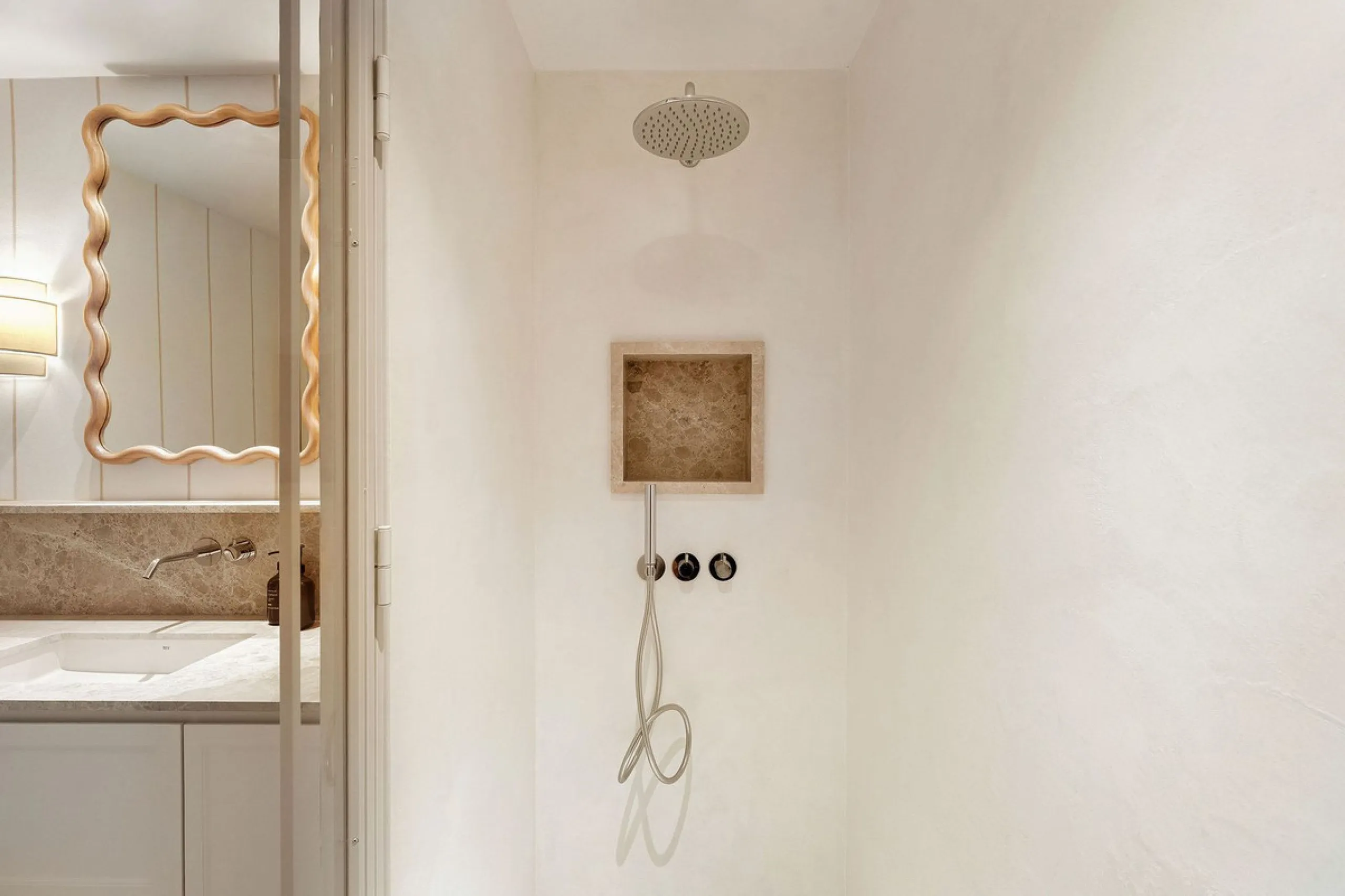 Discover a rare, fully renovated corner apartment in the prestigious Andalucia Garden Club next to Centro Plaza and within easy walking distance of restaurants, cafés, supermarkets, the beach and a wide range of local services the area has to offer. With 