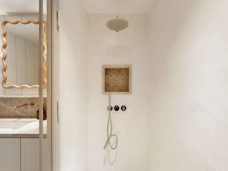 Discover a rare, fully renovated corner apartment in the prestigious Andalucia Garden Club next to Centro Plaza and within easy walking distance of restaurants, cafés, supermarkets, the beach and a wide range of local services the area has to offer. With 