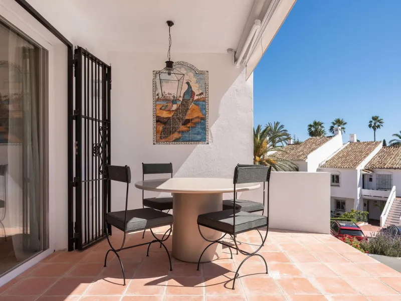 Discover a rare, fully renovated corner apartment in the prestigious Andalucia Garden Club next to Centro Plaza and within easy walking distance of restaurants, cafés, supermarkets, the beach and a wide range of local services the area has to offer. With 
