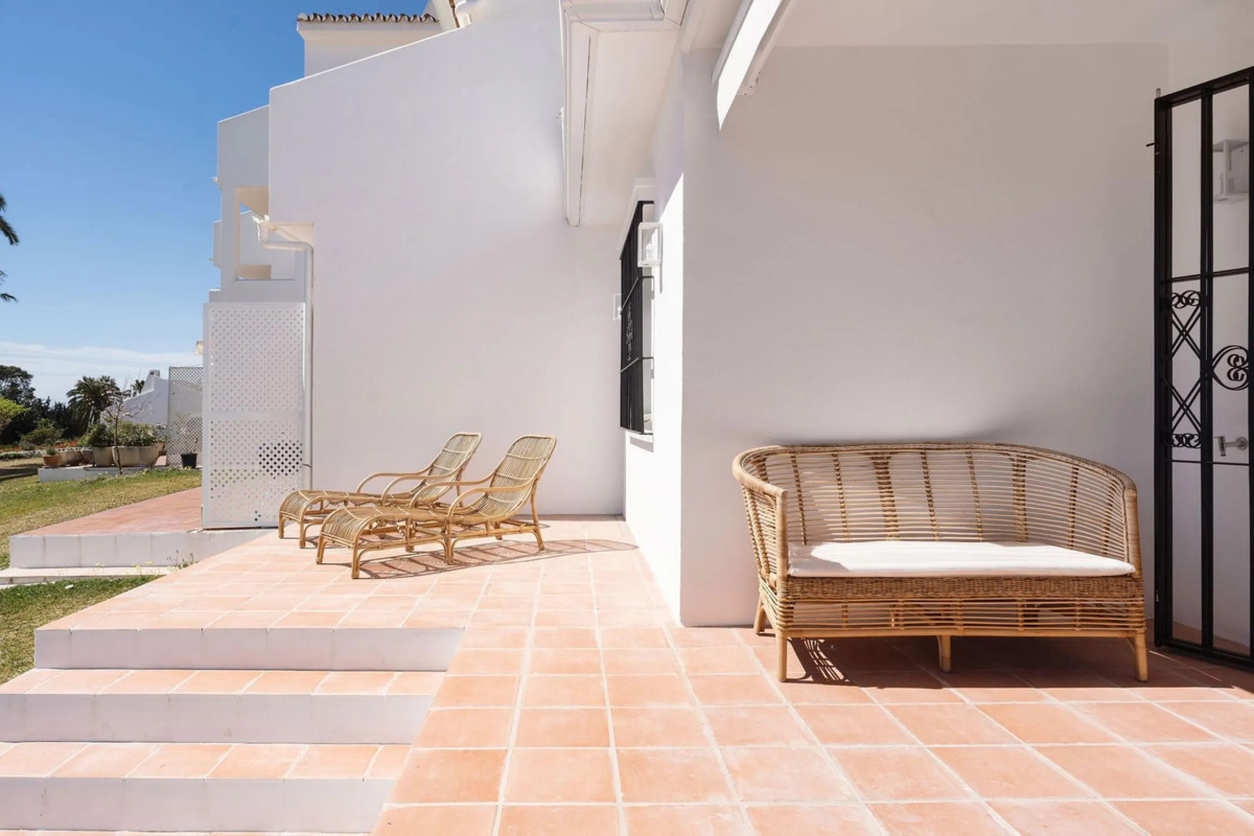 Discover a rare, fully renovated corner apartment in the prestigious Andalucia Garden Club next to Centro Plaza and within easy walking distance of restaurants, cafés, supermarkets, the beach and a wide range of local services the area has to offer. With 
