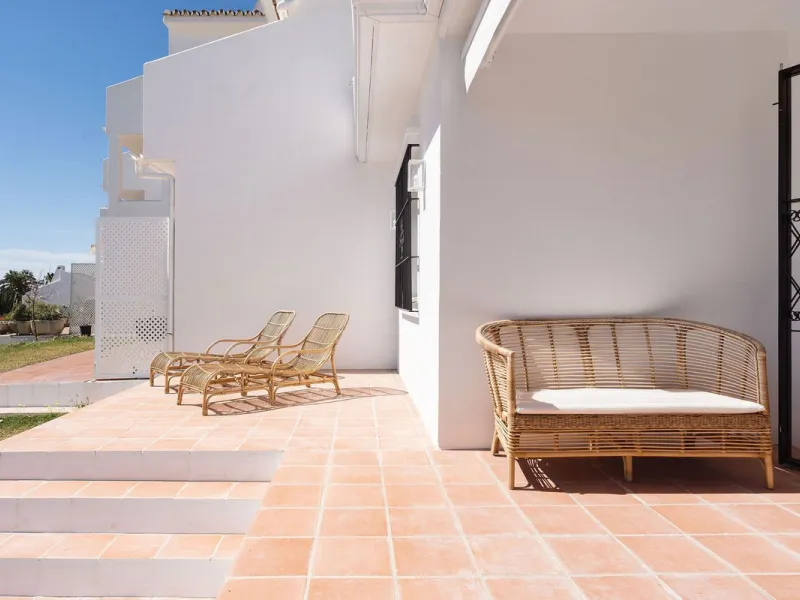 Discover a rare, fully renovated corner apartment in the prestigious Andalucia Garden Club next to Centro Plaza and within easy walking distance of restaurants, cafés, supermarkets, the beach and a wide range of local services the area has to offer. With 