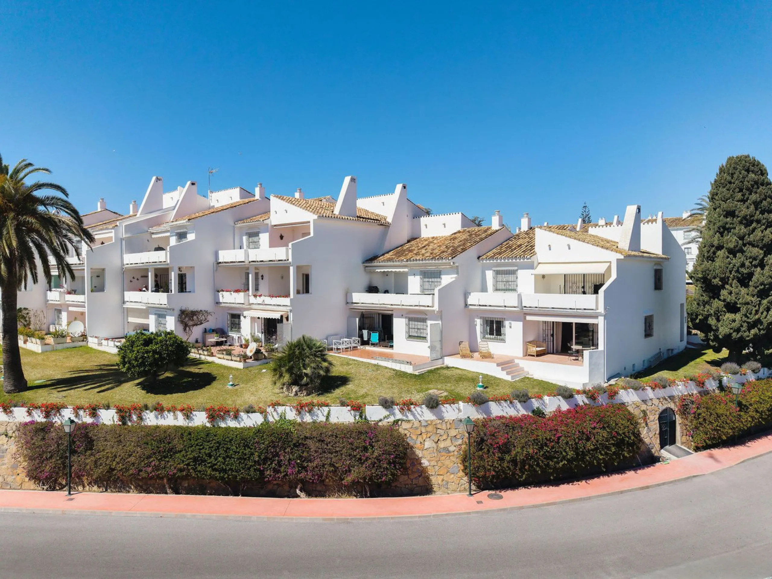 Discover a rare, fully renovated corner apartment in the prestigious Andalucia Garden Club next to Centro Plaza and within easy walking distance of restaurants, cafés, supermarkets, the beach and a wide range of local services the area has to offer. With 