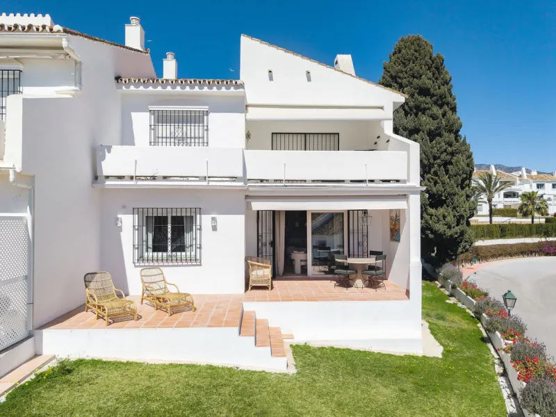Discover a rare, fully renovated corner apartment in the prestigious Andalucia Garden Club next to Centro Plaza and within easy walking distance of restaurants, cafés, supermarkets, the beach and a wide range of local services the area has to offer. With 