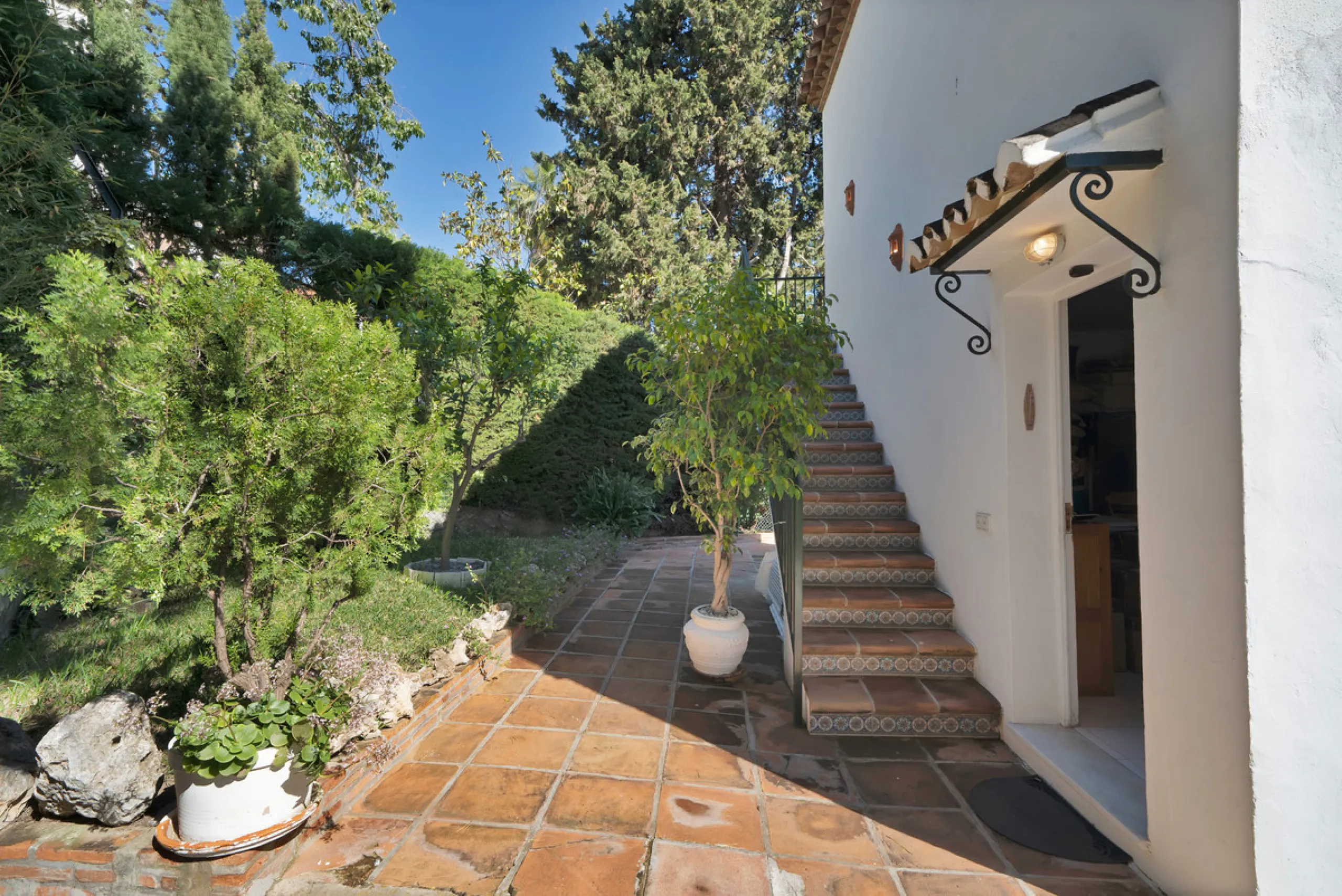 Detached Villa for Sale in Nueva Andalucía, Marbella – Prime Location with Sea Views