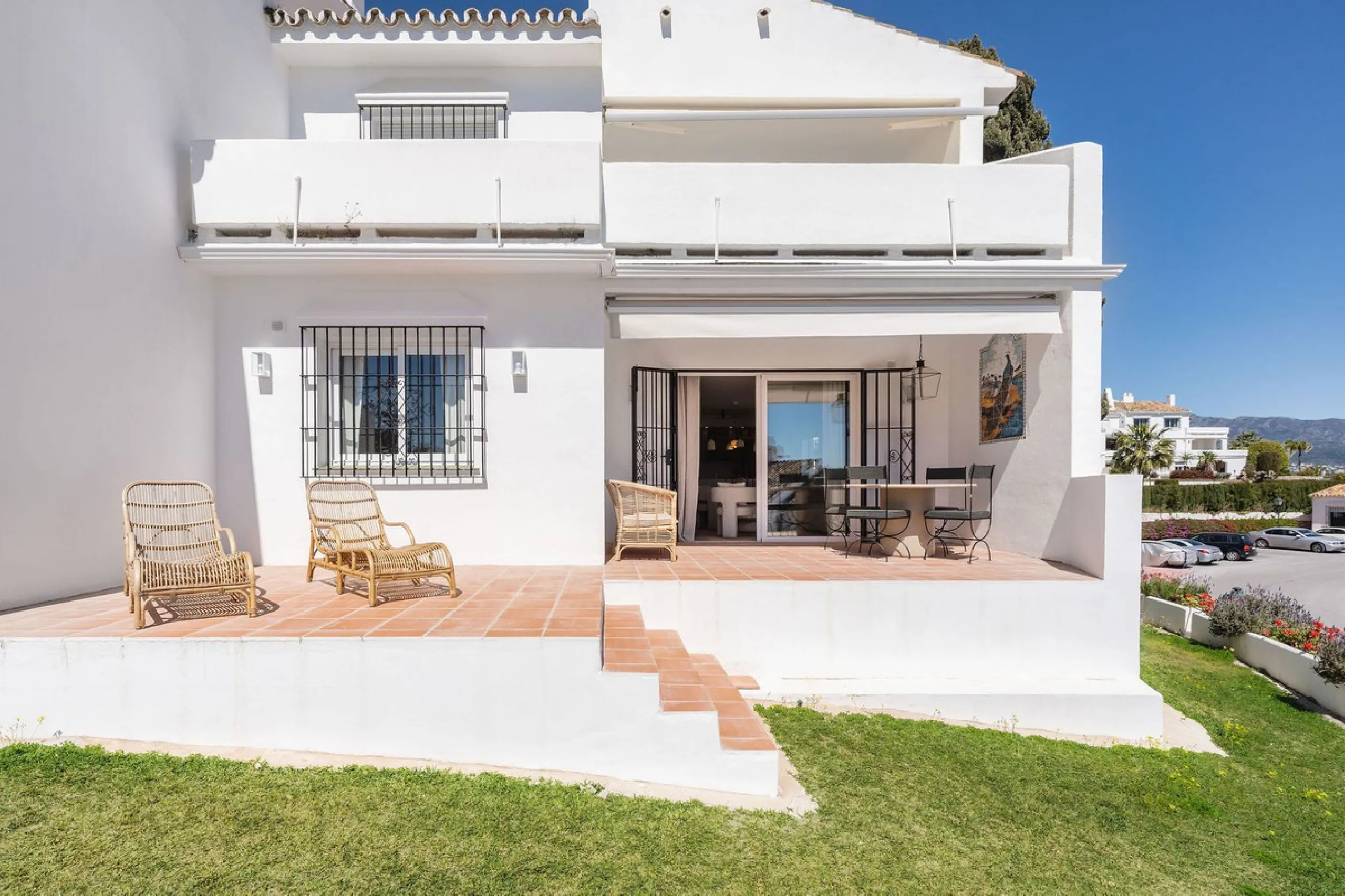 Discover a rare, fully renovated corner apartment in the prestigious Andalucia Garden Club next to Centro Plaza and within easy walking distance of restaurants, cafés, supermarkets, the beach and a wide range of local services the area has to offer. With 