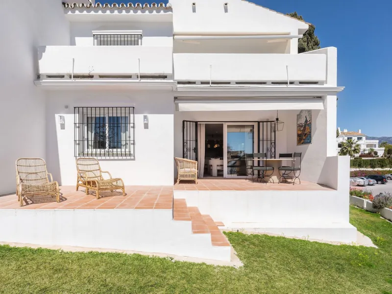 Discover a rare, fully renovated corner apartment in the prestigious Andalucia Garden Club next to Centro Plaza and within easy walking distance of restaurants, cafés, supermarkets, the beach and a wide range of local services the area has to offer. With 