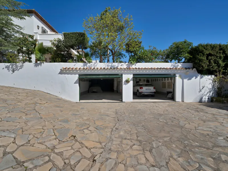Detached Villa for Sale in Nueva Andalucía, Marbella – Prime Location with Sea Views