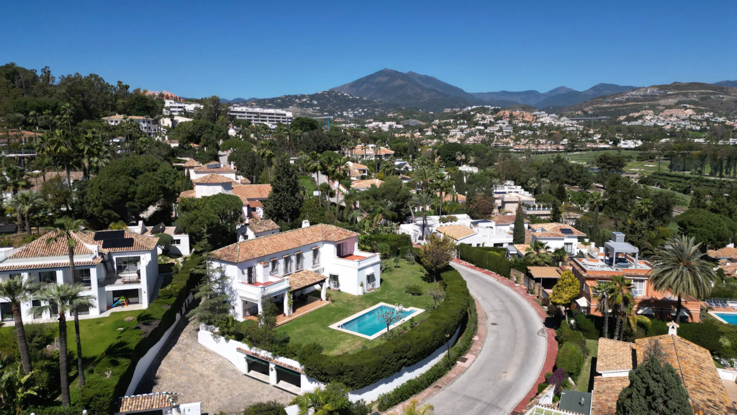 Detached Villa for Sale in Nueva Andalucía, Marbella – Prime Location with Sea Views