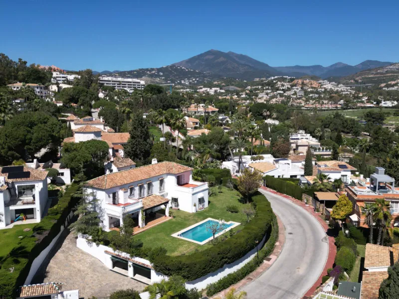 Detached Villa for Sale in Nueva Andalucía, Marbella – Prime Location with Sea Views