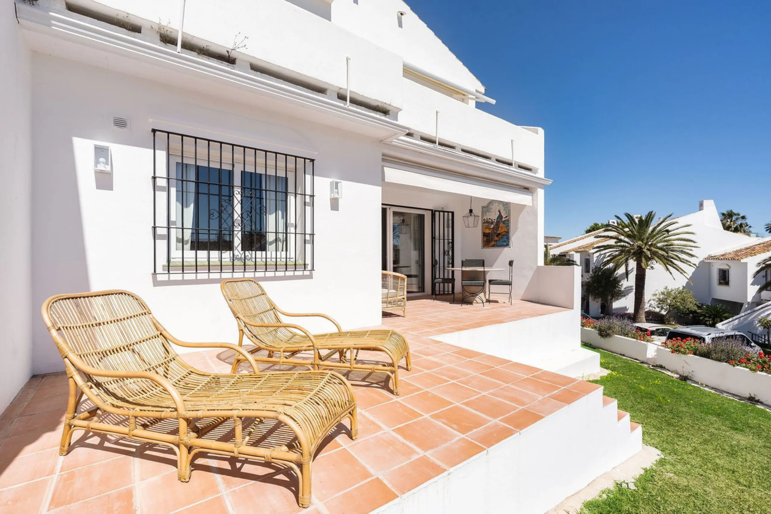 Discover a rare, fully renovated corner apartment in the prestigious Andalucia Garden Club next to Centro Plaza and within easy walking distance of restaurants, cafés, supermarkets, the beach and a wide range of local services the area has to offer. With 