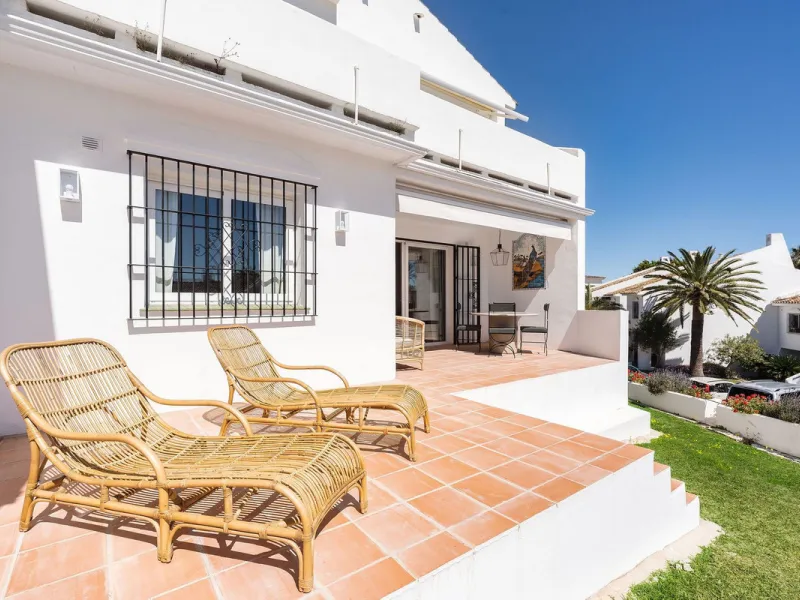 Discover a rare, fully renovated corner apartment in the prestigious Andalucia Garden Club next to Centro Plaza and within easy walking distance of restaurants, cafés, supermarkets, the beach and a wide range of local services the area has to offer. With 
