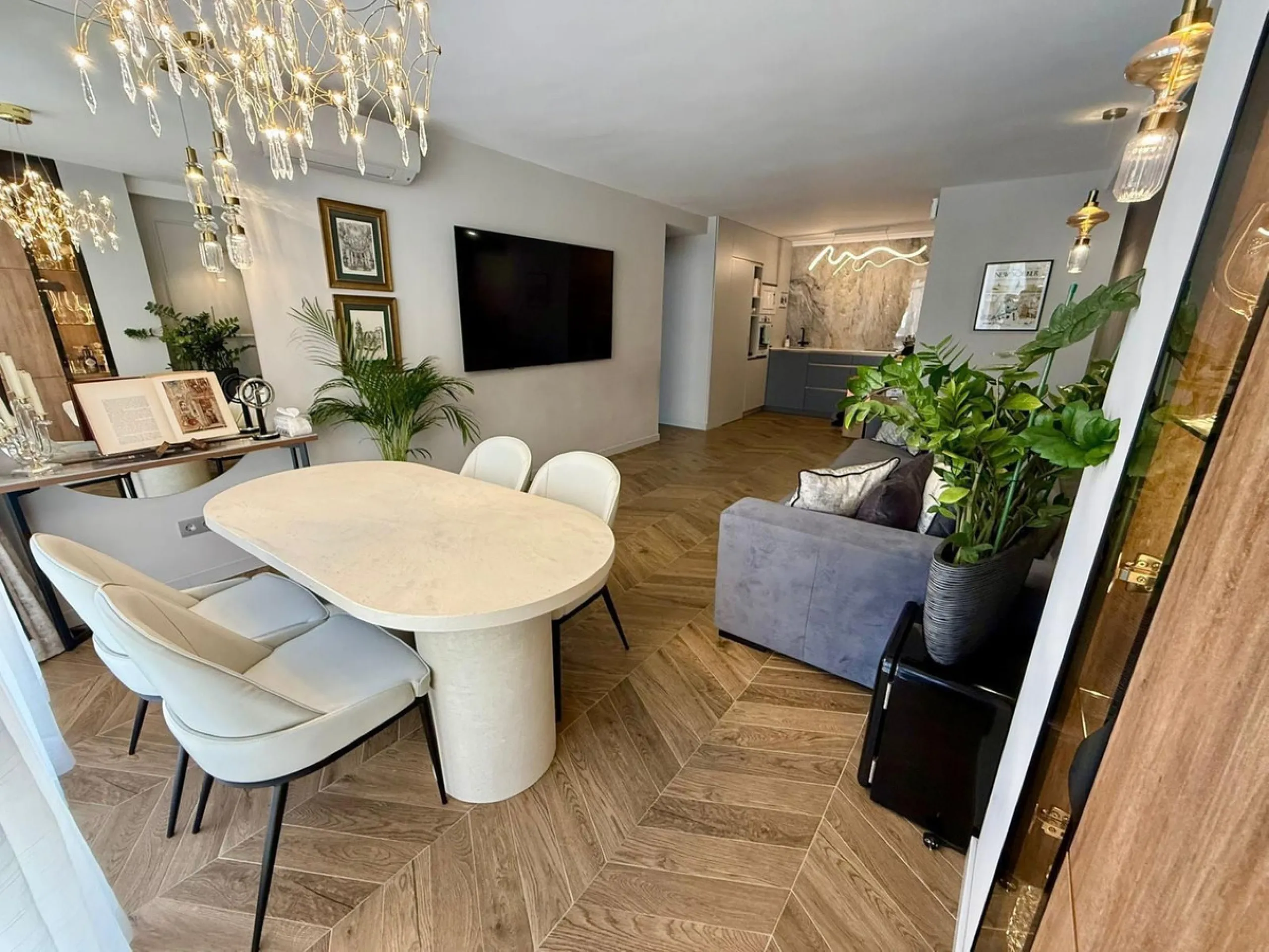 This exceptional apartment features 3 generously sized bedrooms and 2 well-appointed bathrooms, all in excellent condition. Its modern design, combined with fully furnished interiors featuring stylish, contemporary furniture, creates a welcoming atmospher