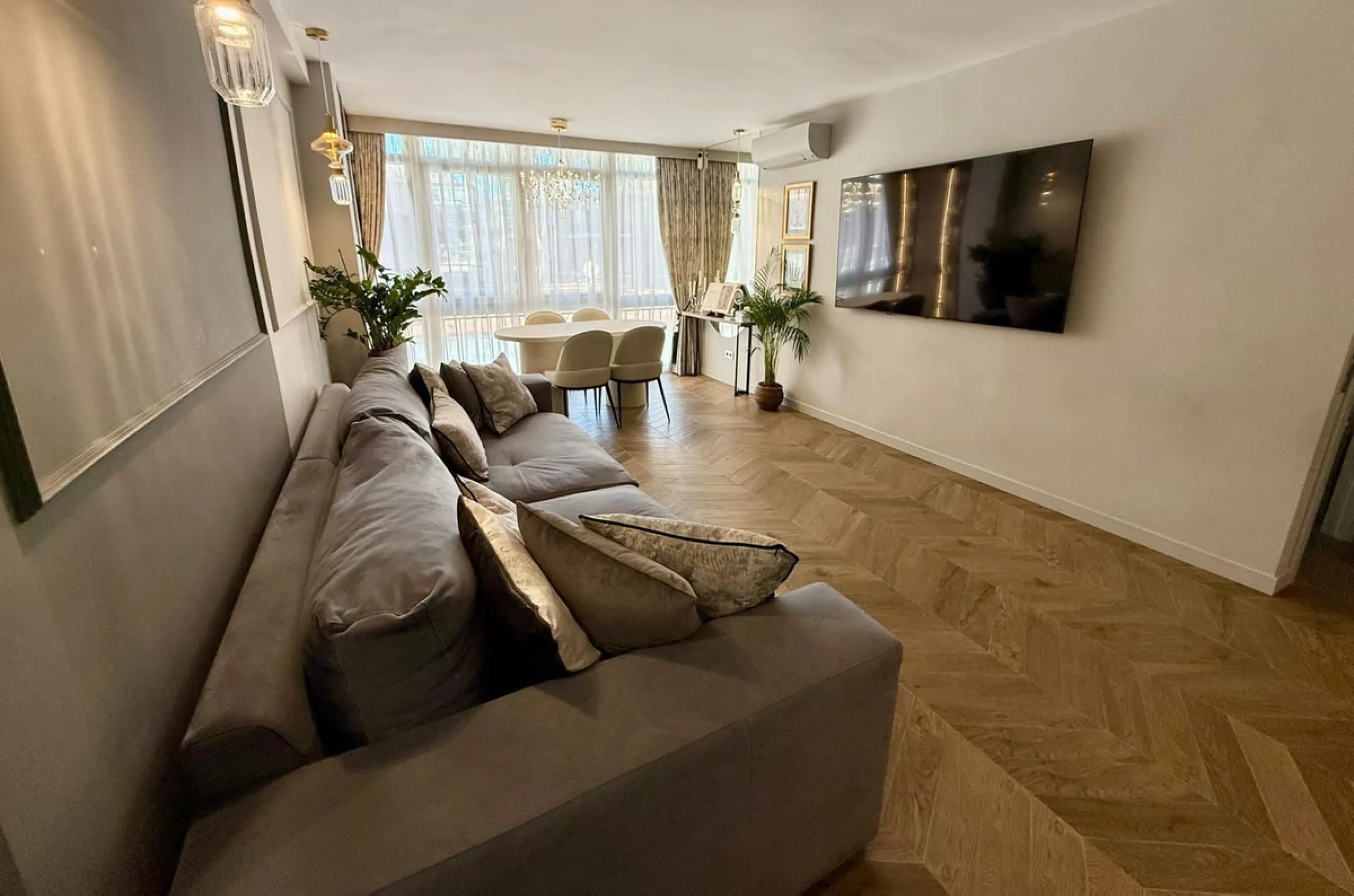 This exceptional apartment features 3 generously sized bedrooms and 2 well-appointed bathrooms, all in excellent condition. Its modern design, combined with fully furnished interiors featuring stylish, contemporary furniture, creates a welcoming atmospher